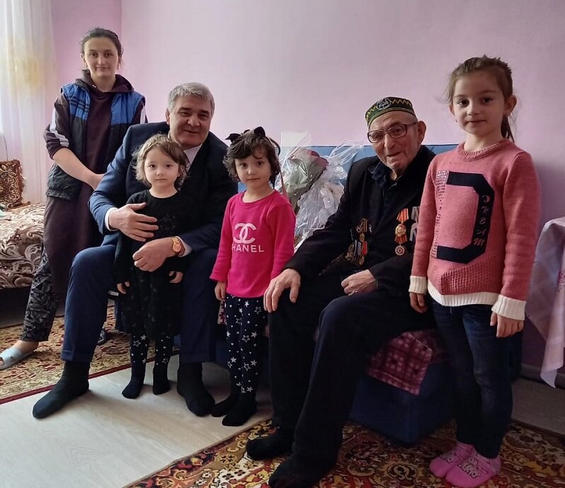 ВЕТЕРАНЫ МАХАЧКАЛЫ ПРИНИМАЮТ ПОЗДРАВЛЕНИЯ С 76-ЛЕТНЕЙ ГОДОВЩИНОЙ ВЕЛИКОЙ ПОБЕДЫ
