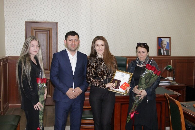 АРСЕН АЙДИЕВ ВРУЧИЛ БЛАГОДАРСТВЕННОЕ ПИСЬМО ВРАЧУ ОДНОЙ ИЗ РЕСПУБЛИКАНСКИХ БОЛЬНИЦ