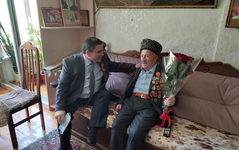 ВЕТЕРАНЫ МАХАЧКАЛЫ ПРИНИМАЮТ ПОЗДРАВЛЕНИЯ С 76-ЛЕТНЕЙ ГОДОВЩИНОЙ ВЕЛИКОЙ ПОБЕДЫ