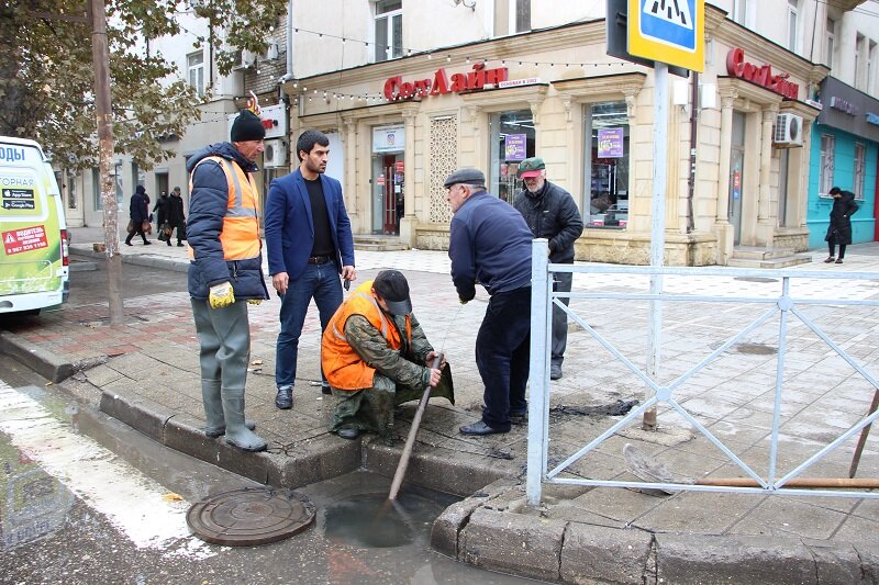 НА ТЕРРИТОРИИ СОВЕТСКОГО РАЙОНА ПРОДОЛЖАЕТСЯ ОЧИСТКА ЛИВНЕВОЙ КАНАЛИЗАЦИИ