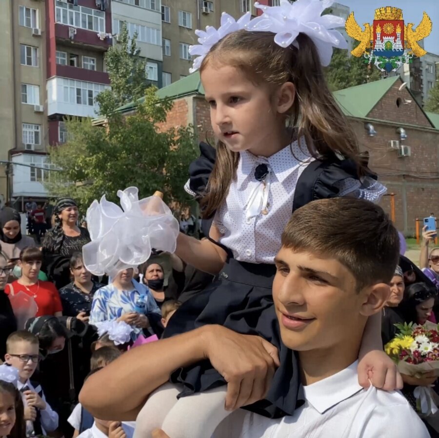 ТОРЖЕСТВЕННЫЕ ЛИНЕЙКИ ПРОШЛИ В ШКОЛАХ МАХАЧКАЛЫ