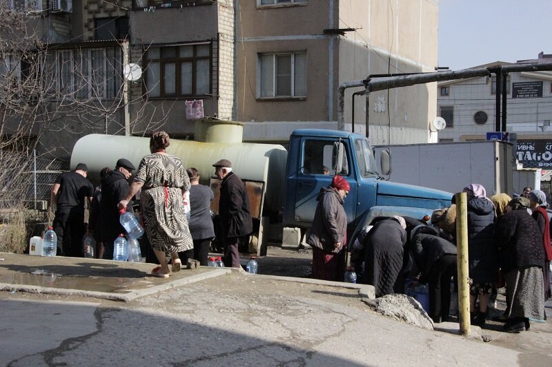 АДМИНИСТРАЦИЯ СОВЕТСКОГО РАЙОНА ПРОДОЛЖАЕТ ПОДВОЗ ВОДЫ ПО АДРЕСАМ