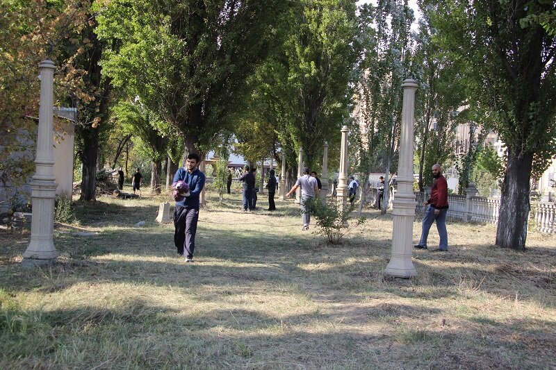 АДМИНИСТРАЦИЯ СОВЕТСКОГО РАЙОНА ПОДДЕРЖАЛА СУББОТНИК ОБЩЕСТВЕННИКОВ В СКВЕРЕ ПО УЛИЦЕ ГЕНЕРАЛА ОМАРОВА В МАХАЧКАЛЕ