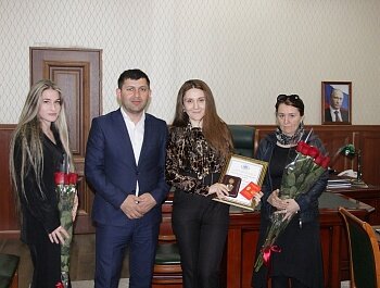 АРСЕН АЙДИЕВ ВРУЧИЛ БЛАГОДАРСТВЕННОЕ ПИСЬМО ВРАЧУ ОДНОЙ ИЗ РЕСПУБЛИКАНСКИХ БОЛЬНИЦ