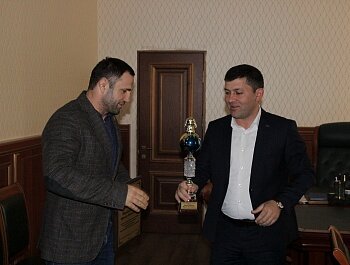 ВРИО ГЛАВЫ СОВЕТСКОГО РАЙОНА МАХАЧКАЛЫ АРСЕН АЙДИЕВ ПОЗДРАВИЛ ЧЕМПИОНА МИРА ПО ДЖИУ-ДЖИТСУ 