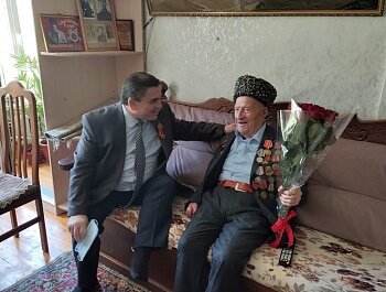ВЕТЕРАНЫ МАХАЧКАЛЫ ПРИНИМАЮТ ПОЗДРАВЛЕНИЯ С 76-ЛЕТНЕЙ ГОДОВЩИНОЙ ВЕЛИКОЙ ПОБЕДЫ