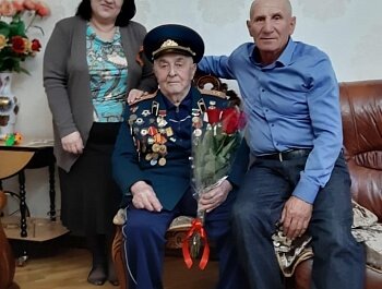 ВЕТЕРАНЫ МАХАЧКАЛЫ ПРИНИМАЮТ ПОЗДРАВЛЕНИЯ С 76-ЛЕТНЕЙ ГОДОВЩИНОЙ ВЕЛИКОЙ ПОБЕДЫ
