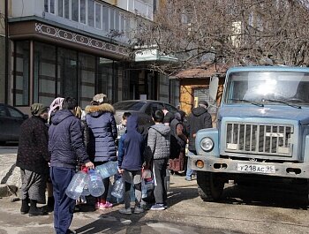 АДМИНИСТРАЦИЯ СОВЕТСКОГО РАЙОНА ПРОДОЛЖАЕТ ПОДВОЗ ВОДЫ ПО АДРЕСАМ