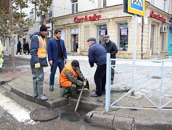 НА ТЕРРИТОРИИ СОВЕТСКОГО РАЙОНА ПРОДОЛЖАЕТСЯ ОЧИСТКА ЛИВНЕВОЙ КАНАЛИЗАЦИИ