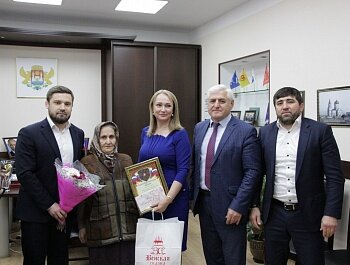 В АДМИНИСТРАЦИИ СОВЕТСКОГО РАЙОНА СТОЛИЦЫ ПОЗДРАВИЛИ МНОГОДЕТНЫХ МАТЕРЕЙ