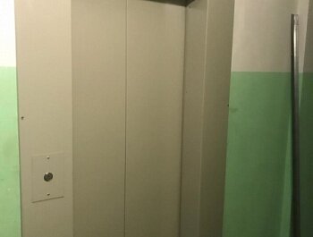В ШЕСТИ МНОГОЭТАЖКАХ ПОЯВИЛИСЬ НОВЫЕ ЛИФТЫ. 