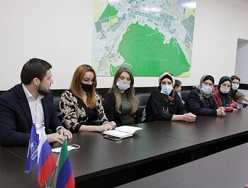 В АДМИНИСТРАЦИИ СОВЕТСКОГО РАЙОНА СТОЛИЦЫ ПОЗДРАВИЛИ МНОГОДЕТНЫХ МАТЕРЕЙ