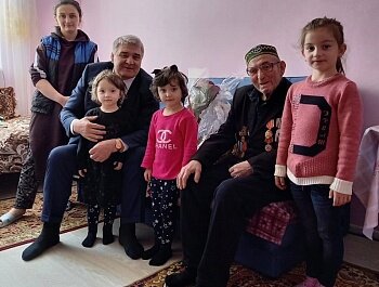ВЕТЕРАНЫ МАХАЧКАЛЫ ПРИНИМАЮТ ПОЗДРАВЛЕНИЯ С 76-ЛЕТНЕЙ ГОДОВЩИНОЙ ВЕЛИКОЙ ПОБЕДЫ