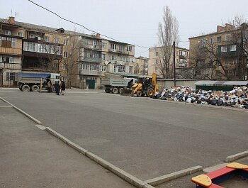 АДМИНИСТРАЦИЯ СОВЕТСКОГО РАЙОНА ПРОДОЛЖАЕТ РАСЧИСТКУ КОНТЕЙНЕРНЫХ ПЛОЩАДОК 