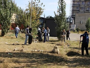 АДМИНИСТРАЦИЯ СОВЕТСКОГО РАЙОНА ПОДДЕРЖАЛА СУББОТНИК ОБЩЕСТВЕННИКОВ В СКВЕРЕ ПО УЛИЦЕ ГЕНЕРАЛА ОМАРОВА В МАХАЧКАЛЕ