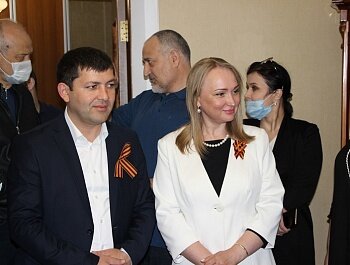 АРСЕН АЙДИЕВ И ЕЛЕНА КОЖУХИНА ПОЗДРАВИЛИ ВЕТЕРАНА ВЕЛИКОЙ ОТЕЧЕСТВЕННОЙ ВОЙНЫ С ДНЕМ ПОБЕДЫ