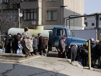 АДМИНИСТРАЦИЯ СОВЕТСКОГО РАЙОНА ПРОДОЛЖАЕТ ПОДВОЗ ВОДЫ ПО АДРЕСАМ