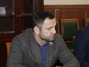 ВРИО ГЛАВЫ СОВЕТСКОГО РАЙОНА МАХАЧКАЛЫ АРСЕН АЙДИЕВ ПОЗДРАВИЛ ЧЕМПИОНА МИРА ПО ДЖИУ-ДЖИТСУ 