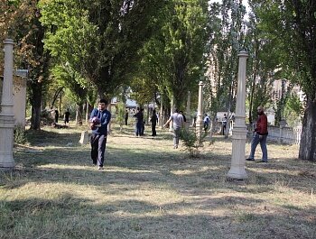 АДМИНИСТРАЦИЯ СОВЕТСКОГО РАЙОНА ПОДДЕРЖАЛА СУББОТНИК ОБЩЕСТВЕННИКОВ В СКВЕРЕ ПО УЛИЦЕ ГЕНЕРАЛА ОМАРОВА В МАХАЧКАЛЕ