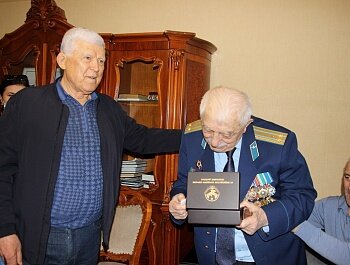 АРСЕН АЙДИЕВ И ЕЛЕНА КОЖУХИНА ПОЗДРАВИЛИ ВЕТЕРАНА ВЕЛИКОЙ ОТЕЧЕСТВЕННОЙ ВОЙНЫ С ДНЕМ ПОБЕДЫ