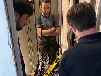 В ШЕСТИ МНОГОЭТАЖКАХ ПОЯВИЛИСЬ НОВЫЕ ЛИФТЫ. 