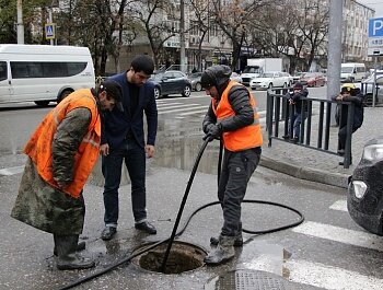 НА ТЕРРИТОРИИ СОВЕТСКОГО РАЙОНА ПРОДОЛЖАЕТСЯ ОЧИСТКА ЛИВНЕВОЙ КАНАЛИЗАЦИИ