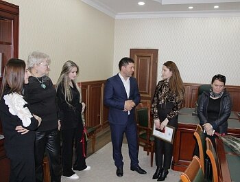 АРСЕН АЙДИЕВ ВРУЧИЛ БЛАГОДАРСТВЕННОЕ ПИСЬМО ВРАЧУ ОДНОЙ ИЗ РЕСПУБЛИКАНСКИХ БОЛЬНИЦ