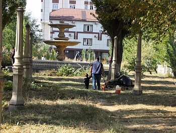 АДМИНИСТРАЦИЯ СОВЕТСКОГО РАЙОНА ПОДДЕРЖАЛА СУББОТНИК ОБЩЕСТВЕННИКОВ В СКВЕРЕ ПО УЛИЦЕ ГЕНЕРАЛА ОМАРОВА В МАХАЧКАЛЕ