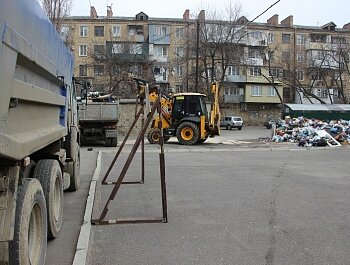 АДМИНИСТРАЦИЯ СОВЕТСКОГО РАЙОНА ПРОДОЛЖАЕТ РАСЧИСТКУ КОНТЕЙНЕРНЫХ ПЛОЩАДОК 